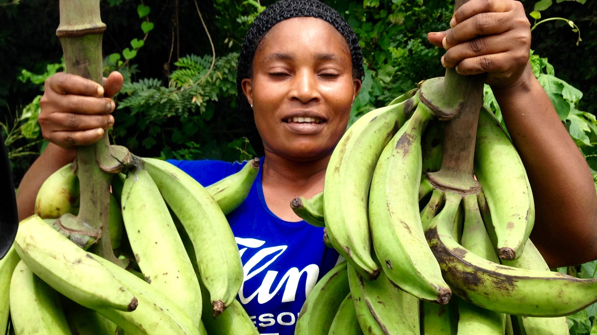 Ijesha woman roadside hawking green plantains in Osun, Nigeria. #JujuFilms