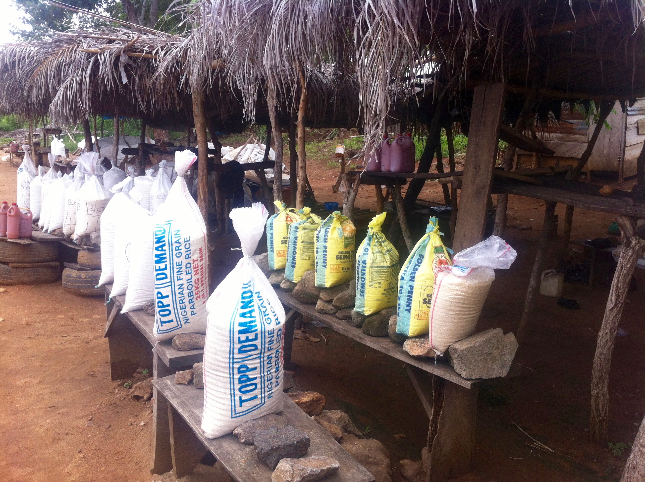 Roadside market in Oka Akoko, Ondo, Nigeria. #JujuFilms