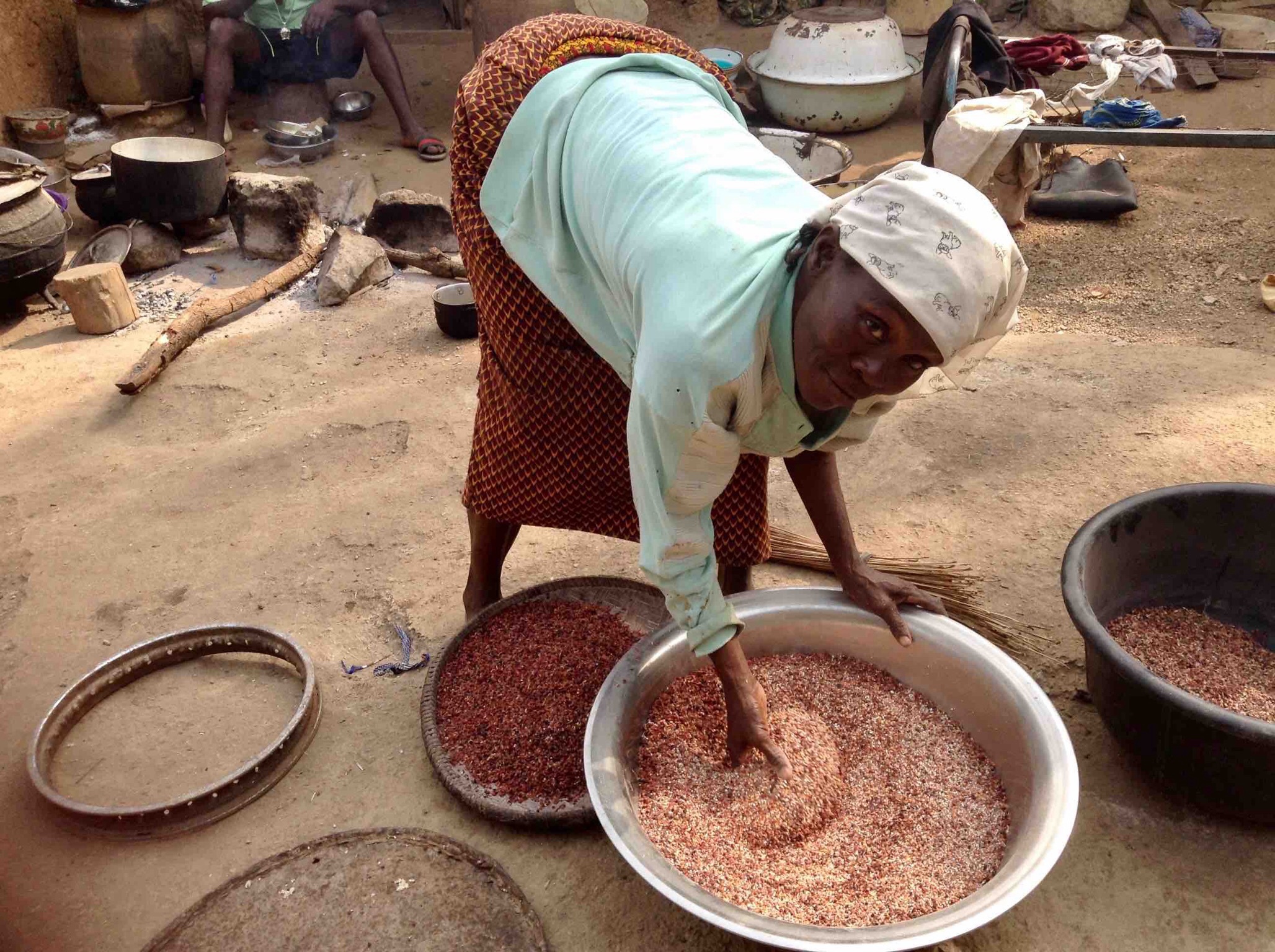 Eggon woman sifting maize in Langa Langa Village, Nasarawa State, Nigeria. #JujuFilms