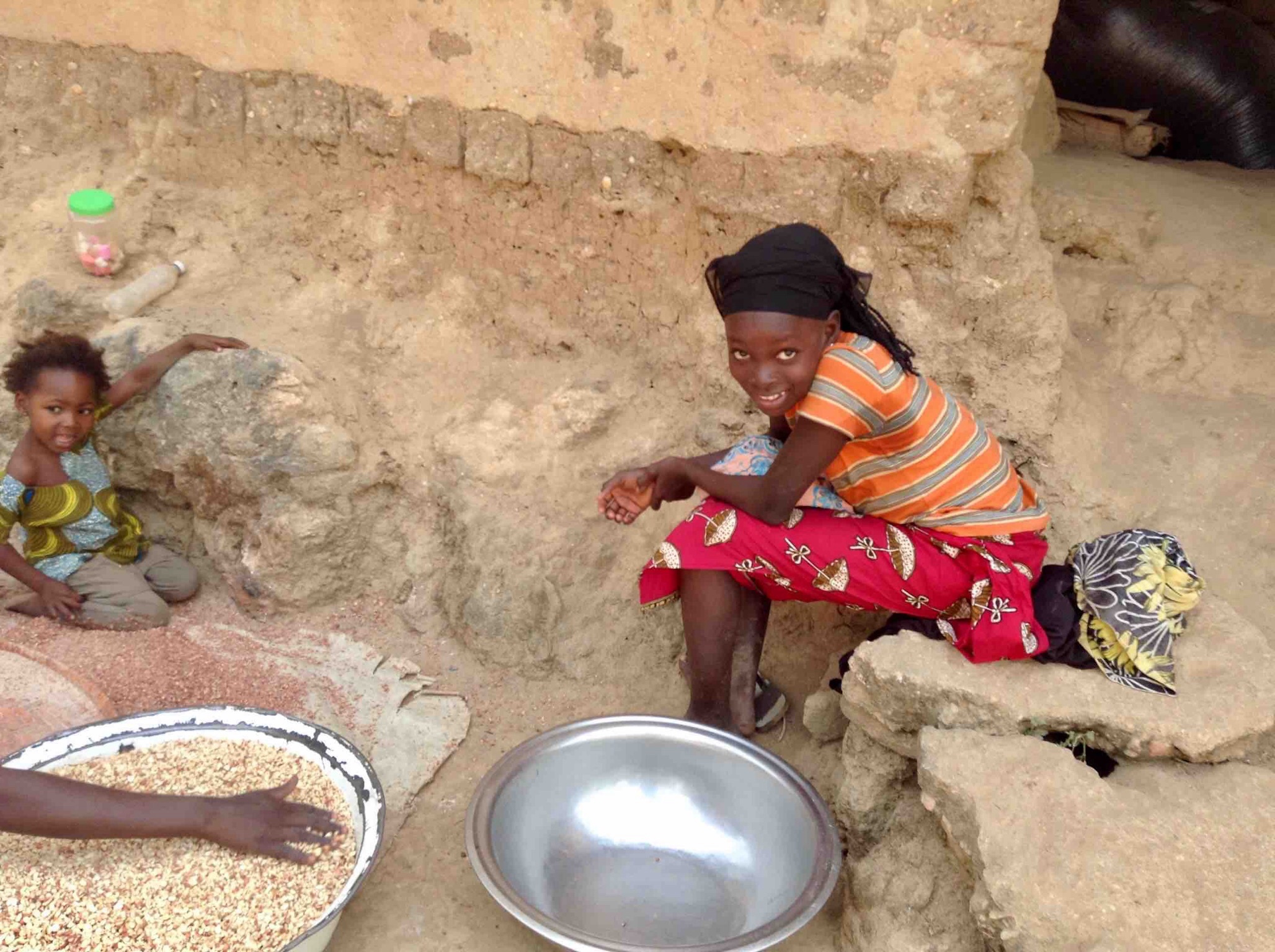 Eggon girl sifting groundnuts for kuli kuli in Langa Langa Village, Nasarawa State, Nigeria. #JujuFilms